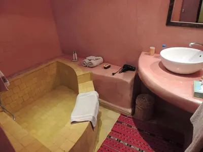 a bathroom with a sink and a bath tub at Dar Qamar in Agdz