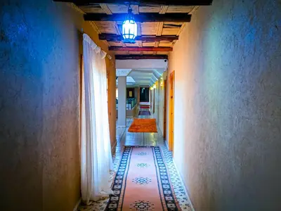 a hallway with a hallwayngthngthngthngthngthngthngth at Hotel Taddart in Midelt