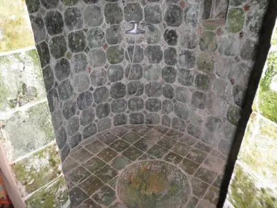 a stone walkway with a drain in the middle at Hamada Du Draa in Mhamid
