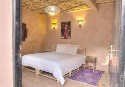 a bedroom with a white bed in a room at Guest House Bagdad Café in Aït Ben Haddou