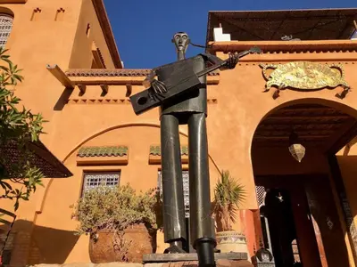 a statue of a street sign in front of a building at Kasbah Isfoula and spa in Aït Ben Haddou