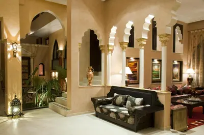 a living room with a couch in the middle at Le Temple Des Arts in Ouarzazate