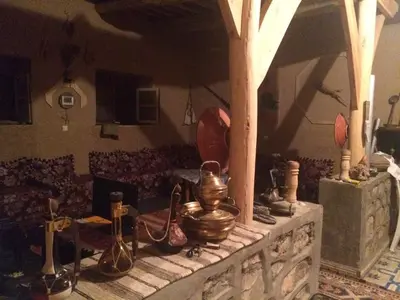 a room with a table with pots and utensils at Gîte d'étape traditionnel berbère in Ifri