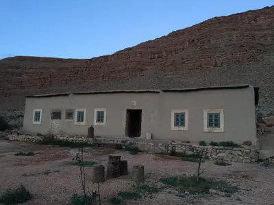 an old building with a mountain in the background at Gîte d'étape traditionnel berbère in Ifri