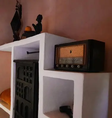a microwave sitting on top of a white fireplace at Maison d'Hôtes Irocha in Tisselday