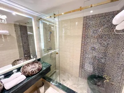 a bathroom with two sinks and a shower at Menzeh Zalagh 2Boutique Hôtel & Sky in Fès