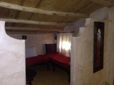 a room with a red bench and a window at La Kasbah d'Ouzoud in Ouzoud