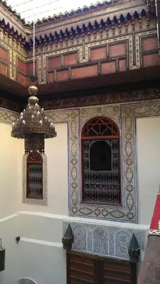 a room with a window and a chandelier at Riad Dezayn in Fès