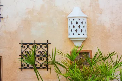a wall with a whiteozyozy at Dar El Bali in Fès
