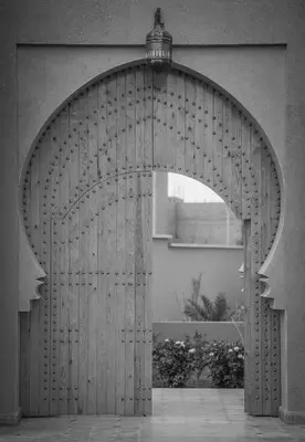 a large wooden door with an archway in a building at Ksar Ben Youssef in Ouarzazate