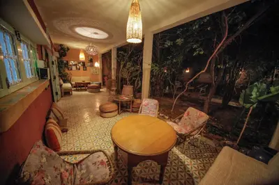 a dining room with a table and chairs at Maison d'hôtes Dar Farhana in Ouarzazate