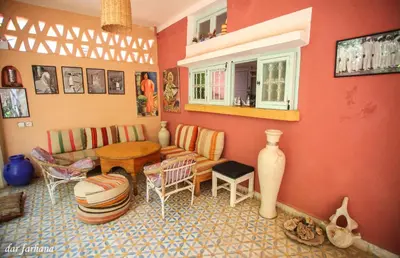 a living room with a couch and a table at Maison d'hôtes Dar Farhana in Ouarzazate