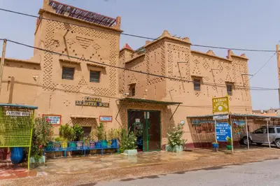 a building in the middle of a street at Kasbah La Datte D'or in Skoura