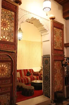an open door into a living room with a couch at Dar Rbab in Fès