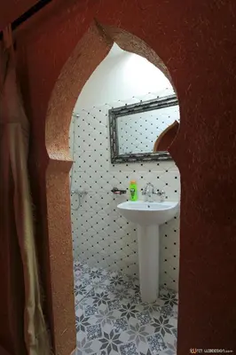 a bathroom with a sink and a mirror at La Porte du Dades in Boumalne