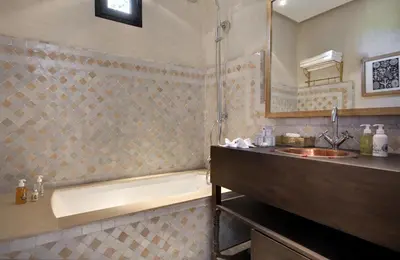 a bathroom with a tub and a sink and a bath tub at Palais de l'O - Maison d'hôtes in Marrakech