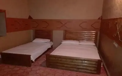 two beds in a small room at Kasbah Tamariste in Merzouga