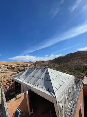 a metal roof on top of a building at Hôtel familiale les grotte in Aït Ben Haddou