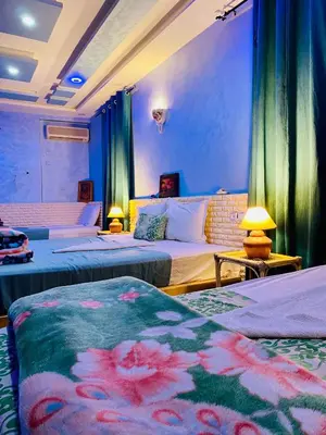 a hotel room with two beds in a room at Hôtel familiale les grotte in Aït Ben Haddou
