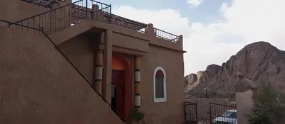 a building with a balcony on the side of it at Auberge Restaurant TISSILI 