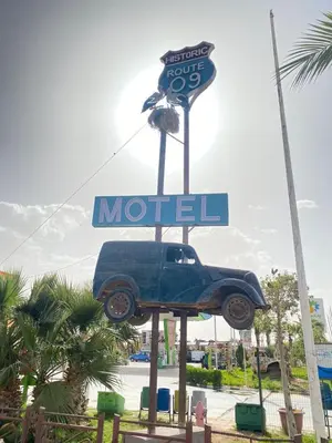 a sign for a motel with a car on it at Motel Safari Budget in Ouarzazate