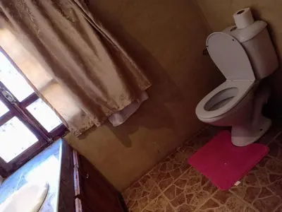 a small bathroom with a toilet and a window at Tizi Maison d'Hôtes in Telouet