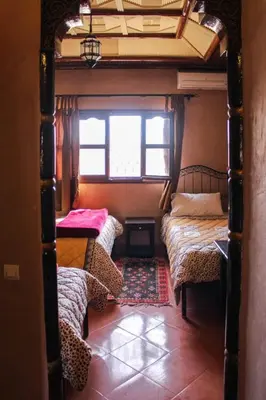 a room with two bunk beds and a window at La Rose De Sable in Aït Ben Haddou