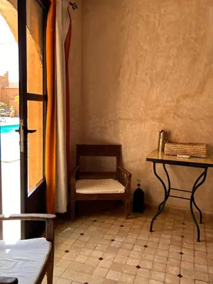 a small room with a chair and a table at Riad Dar Bergui in Ouarzazate