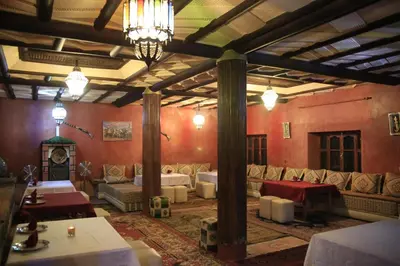 a large living room with couches and a chandelier at Maison d'Hôtes Nouflla in Aït Ben Haddou