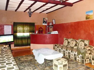 a living room with a couch and a table at Maison d'Hôtes Nouflla in Aït Ben Haddou