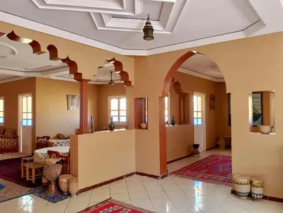 a living room with an archway in a building at Hôtel restaurant Palmiers in Alnif