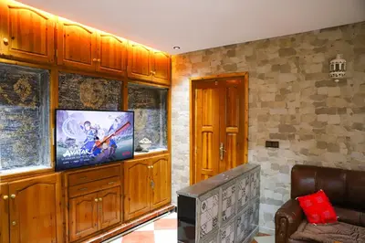 a living room with a tv and a couch at Salam appartement climatisé hiver et été in Azrou
