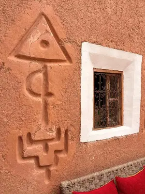 a building with a window and a sign on it at Tigmi Hamid Découverte des traditions et de la culture berbère in Aït Ben Haddou