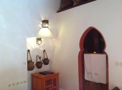 a corner of a room with a mirror and a table at Riad Timadrouine, hôtel et restaurant in Tinerhir