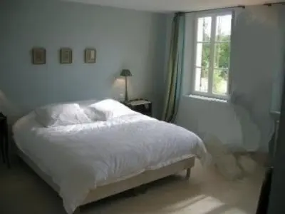 a white bedroom with a bed and a window at Appartement Moderne 3 Chambres in Fès