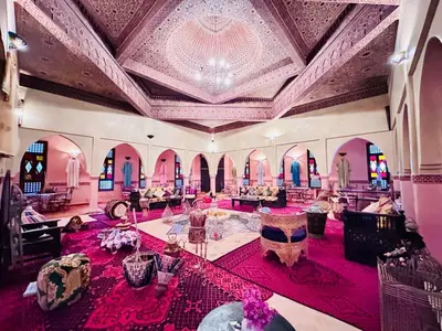 a large room with pink carpet and a ceiling at Ksar Jenna in Nkob