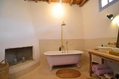 a bathroom with a large tub and two sinks at La Villa douce in Marrakech