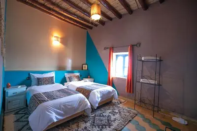 a bedroom with two beds and a window at Dar Duna in Hassilabied
