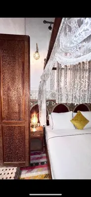 a bedroom with two twin beds and a window at Riad Fes Madaw in Fès