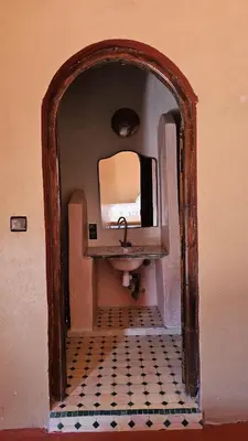 a bathroom with a sink and a mirror at Dar M'hamid in Mhamid