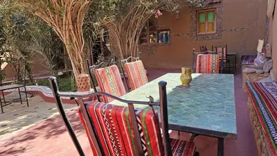 a table and chairs in front of a house at Dar M'hamid in Mhamid