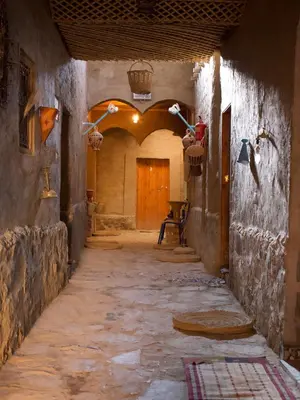 an alley way with a door in an old building at Chambres dans casbah - Gite D'étape Gorges De Ziz in Er Rachidia