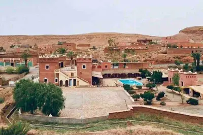 a house in the middle of a desert at La Kasbah du Jardin in Aït Ben Haddou