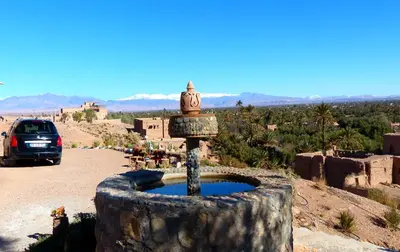 a water fountain in the middle of a desert at Auberge Migusta in Skoura