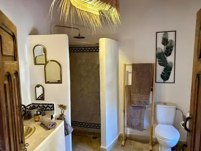 a bathroom with a toilet and a sink at VILLA BEL'VIE, PRIVEE, MARRAKECH , PISCINE CHAUFFEE, Wifi, Clim in Douar bel Rhanodour
