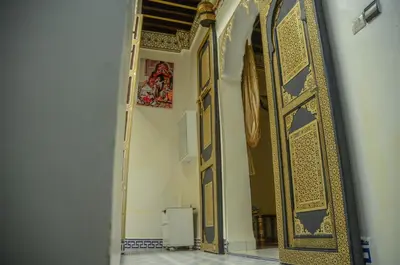 a hallway with a door and a refrigerator in a room at LA casa Dar Rayan in Fès