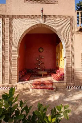 an archway in a building with a couch in it at Le Sauvage Noble in Tissergat