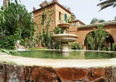 a water fountain in front of a house at Le Chant Des Palmiers in Agdz