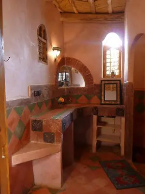 a bathroom with a counter and a sink in a room at Le Chant Des Palmiers in Agdz