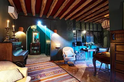 a living room with a bed and a piano at Aux portes de Marrakech Villa Arts & Déco avec piscine in Marrakech